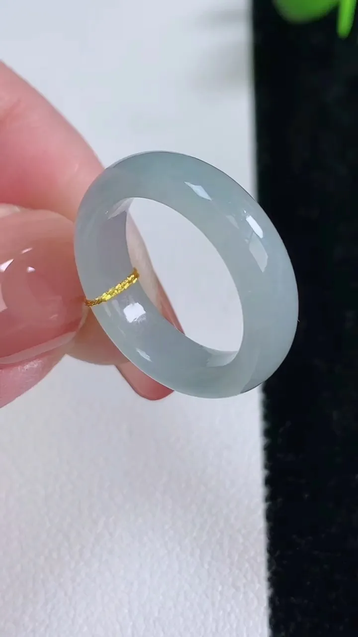 天然A货翡翠冰种飘花指环戒指，尺寸16.4-5.5-3.2，重量:3.23g2025年12月17日
