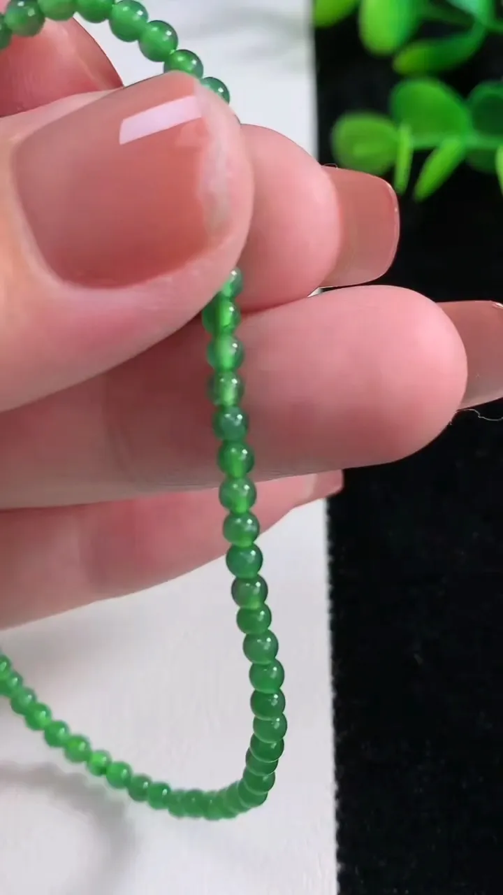 天然A货翡翠小米珠手串，尺寸3-60颗，重量:4.33g12月17日
工厂直销收藏佳品,种好水足，色泽均匀，有种有色，上手高大气！