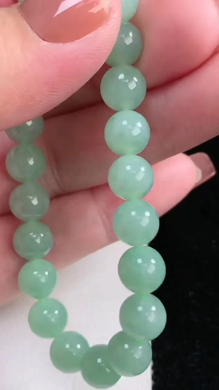 天然A货翡翠圆珠手串，尺寸7.8-23颗，重量:20.11g12月17日
工厂直销收藏佳品,种好水足，色泽均匀，有种有色，上手高大气！