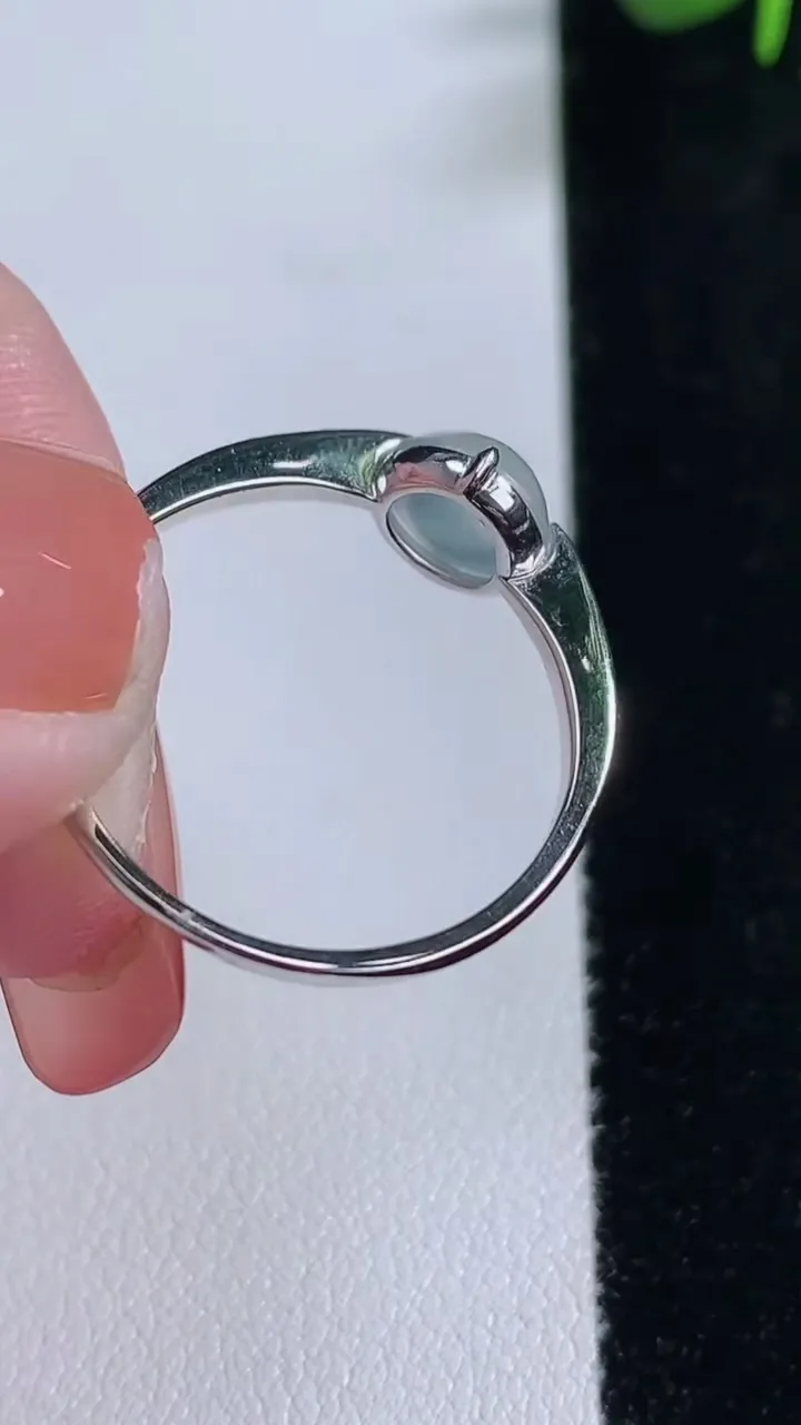 天然A货翡翠种白冰蛋面戒指，尺寸20.2-7.6-4.7，重量:1.80g2025年12月17日
工厂直销收藏佳品,种好水足，色泽均匀，有种有色，上手高大气！