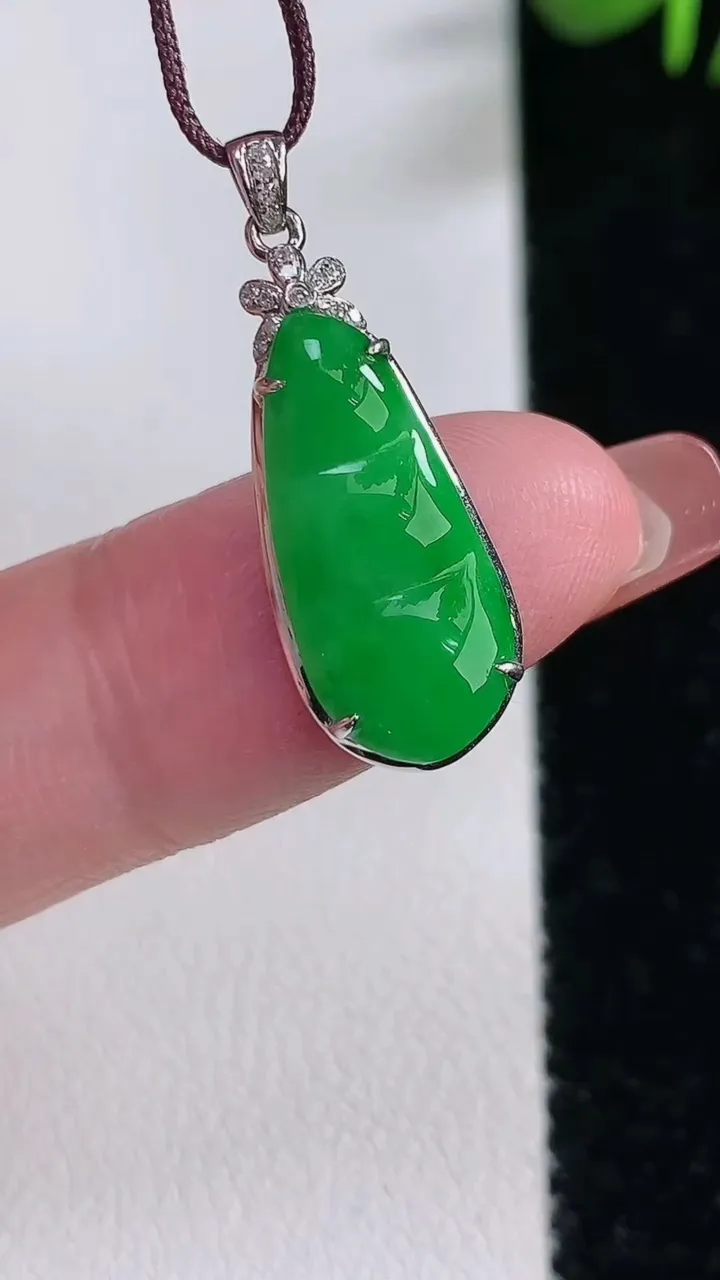 天然A货翡翠福豆吊坠，尺寸26.5-9.6-4，重:1.68g
12月17日