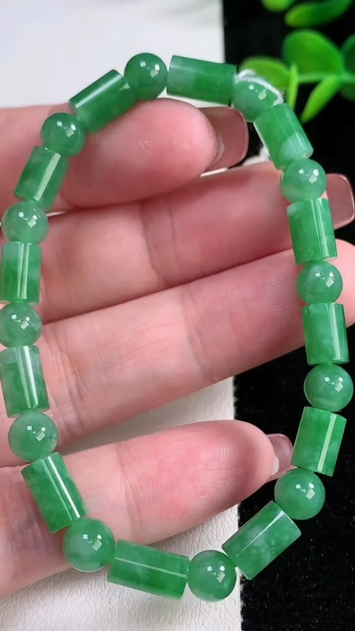 天然A货翡翠路路通手串，尺寸9.4-5.4，重量:14.53g12月17日
工厂直销收藏佳品,种好水足，色泽均匀，有种有色，上手高大气！