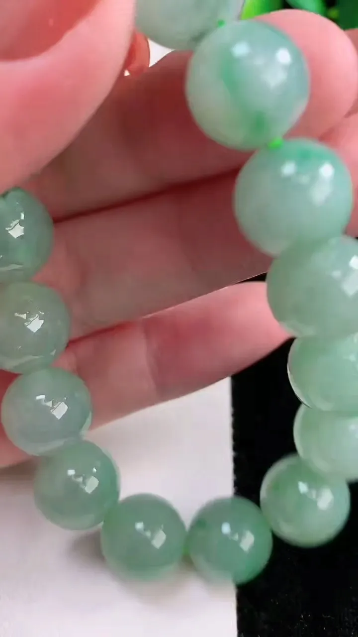 天然A货翡翠圆珠手串，尺寸13.5，重:65.00g12月17日
工厂直销收藏佳品,种好水足，色泽均匀，有种有色，上手高大气！