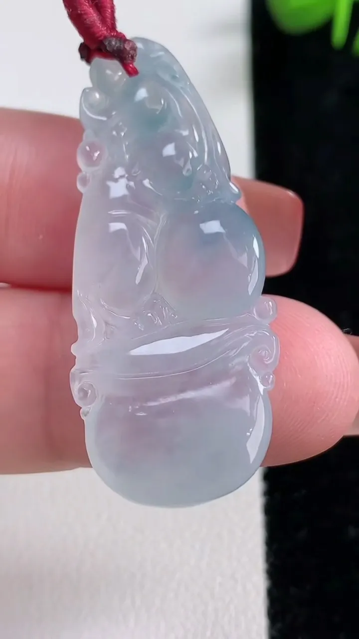 天然A货翡翠冰种飘花貔貅吊坠，尺寸40.8-17.7-4.5，重量:6.03g
12月17日