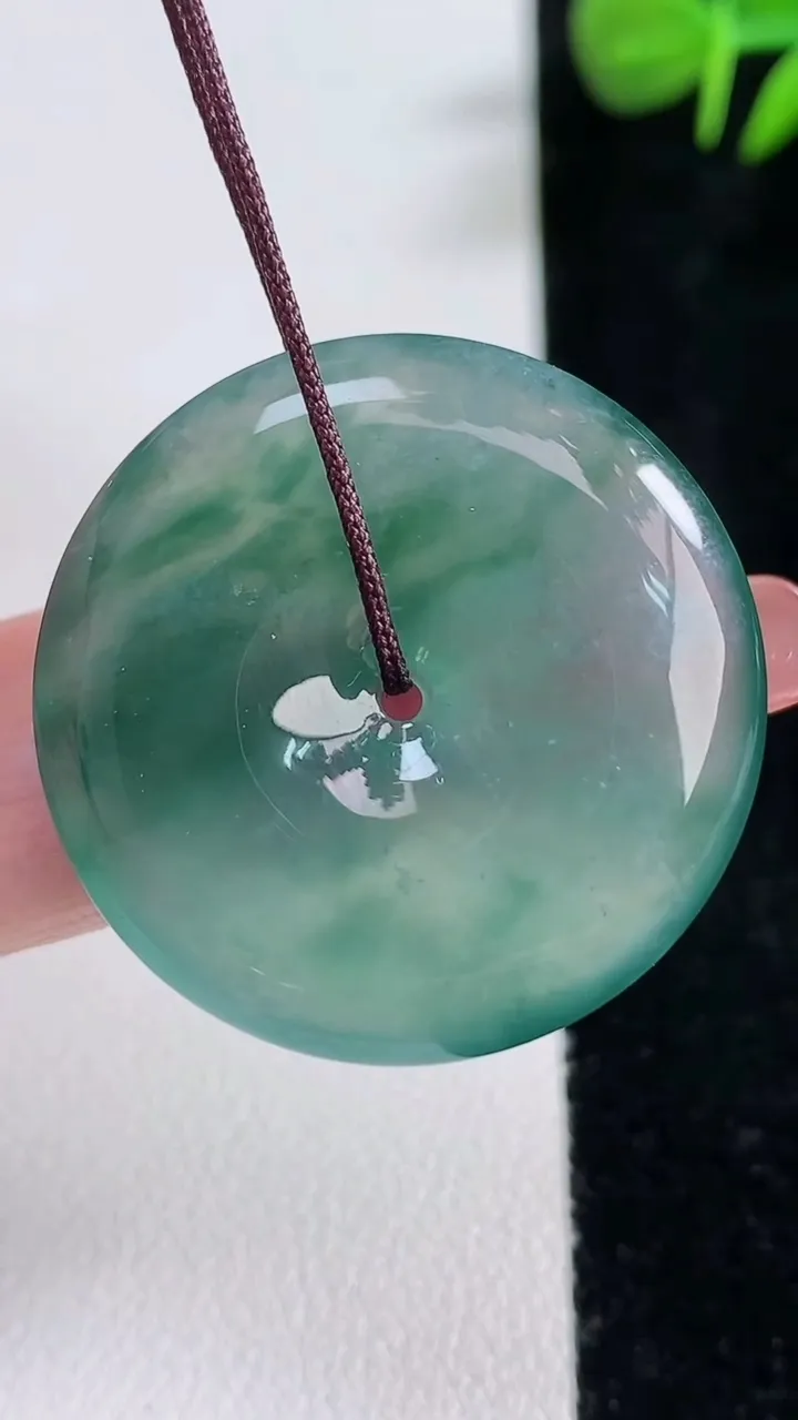 天然A货翡翠冰种飘花平安扣吊坠，尺寸29.6-5，重量:9.06g
12月17日