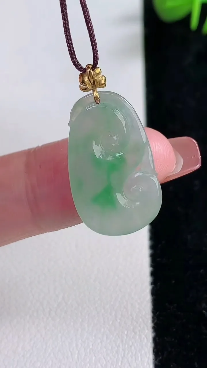 天然A货翡翠如意吊坠，尺寸22.3-13.7-3.1，重量:2.00g
12月17日