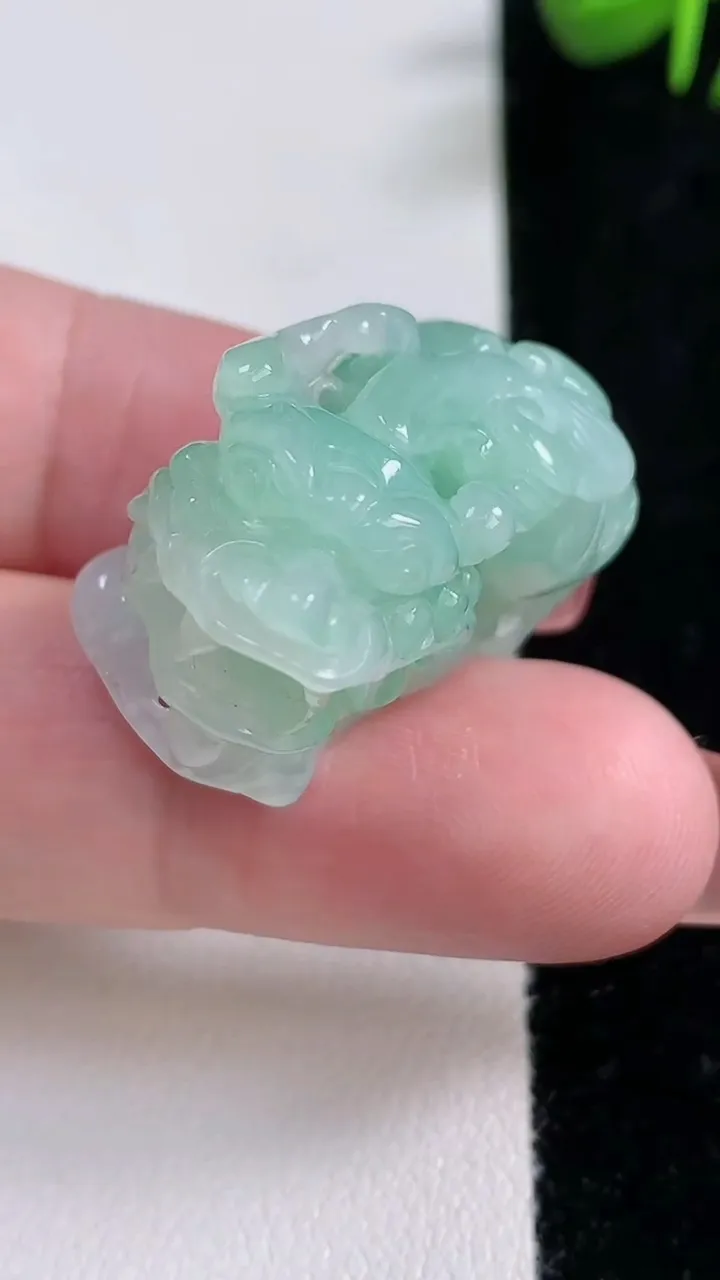 天然A货翡翠貔貅吊坠，尺寸29.2-14.8-21.2，重量:17.44g
12月17日