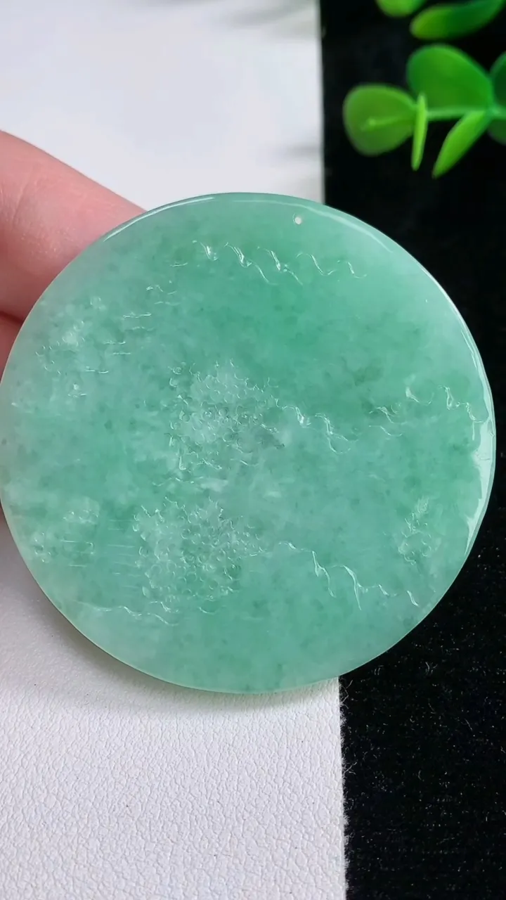 天然A货翡翠山水牌吊坠，尺寸53.5-5，重量:34.20g
12月17日