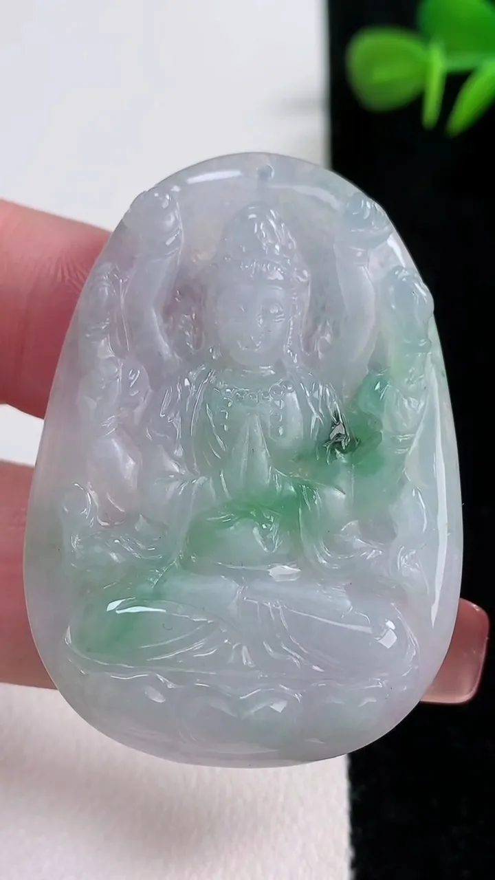 天然A货翡翠千手观音吊坠，尺寸47-33.3-4.5，重量:13.94g
12月17日