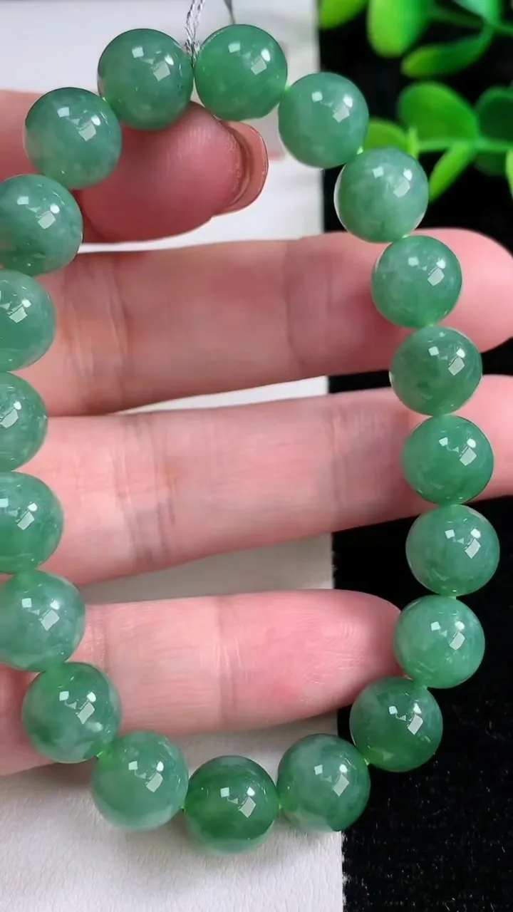 天然A货翡翠圆珠手串，尺寸10-20颗，重量:34.20g12月17日
工厂直销收藏佳品,种好水足，色泽均匀，有种有色，上手高大气！