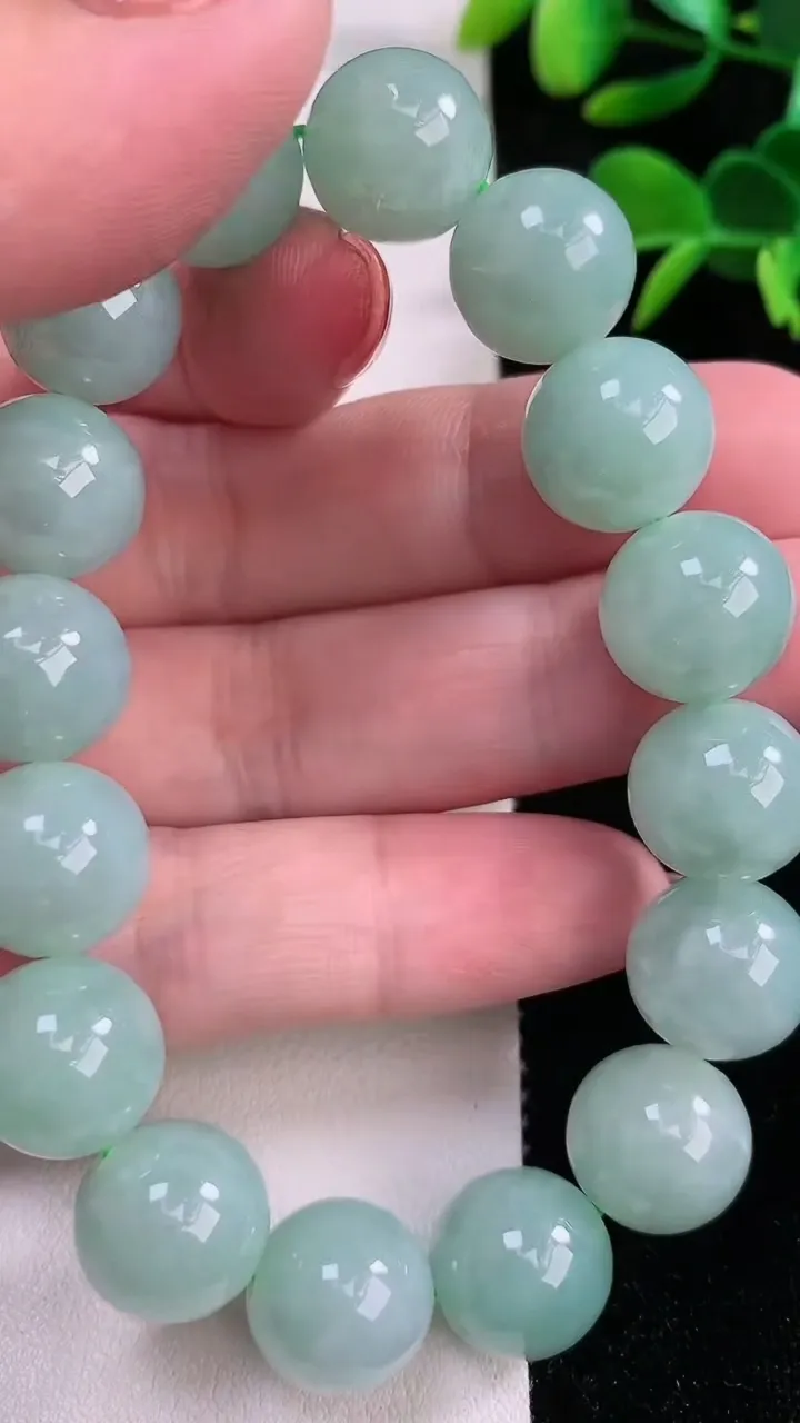 天然A货翡翠圆珠手串，尺寸15.6，重:56.63g12月17日
工厂直销收藏佳品,种好水足，色泽均匀，有种有色，上手高大气！