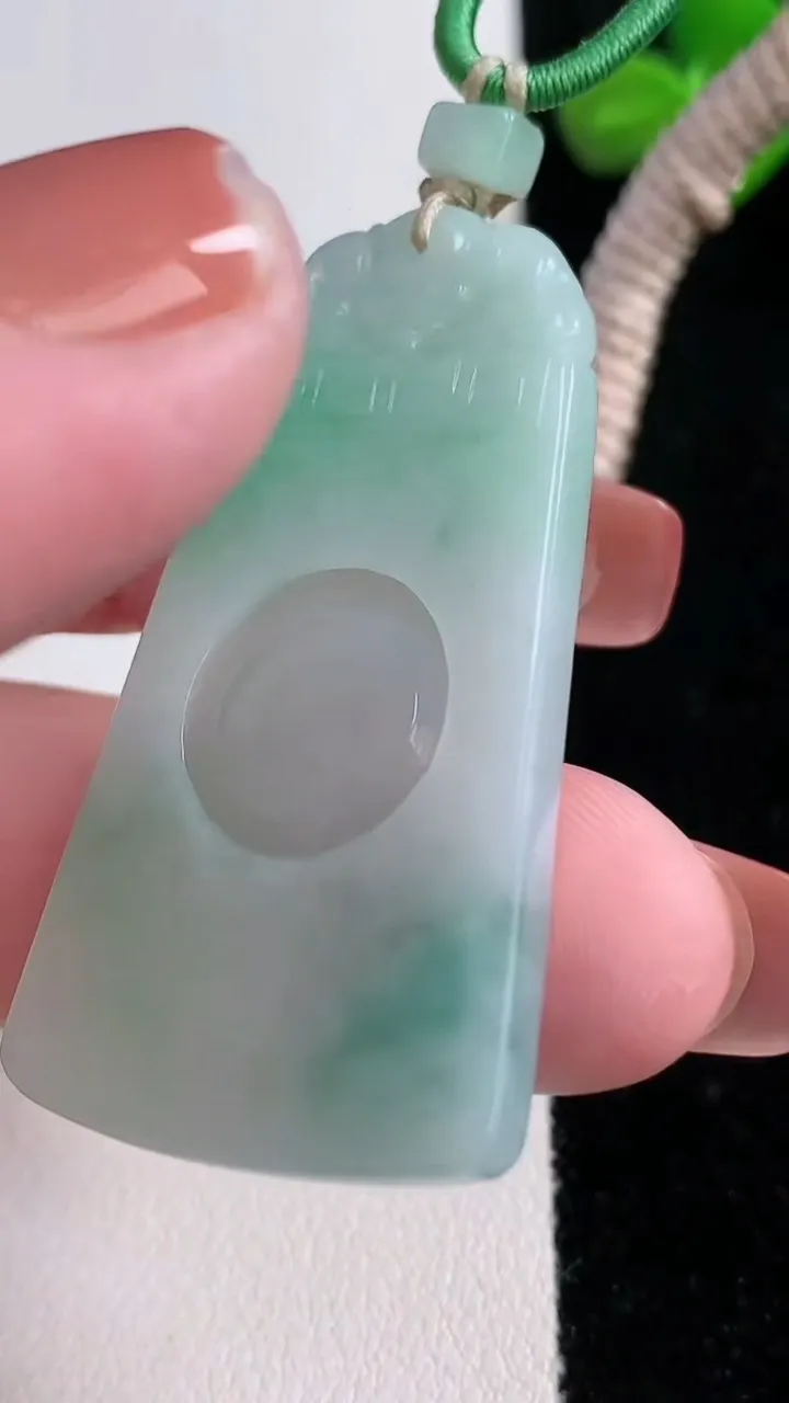 天然A货翡翠仿古无事牌吊坠，尺寸47.8-26.7-3.8，重量:13.83g
12月17日