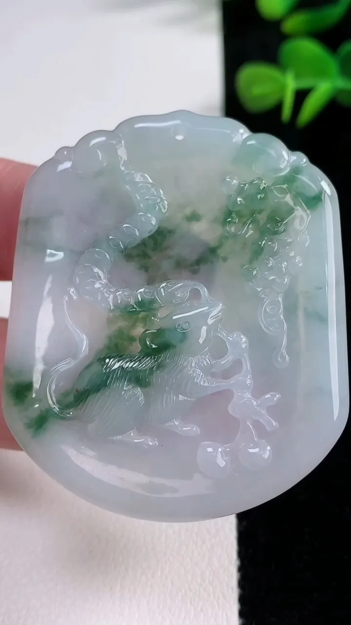 天然A货翡翠冰种飘花生肖鼠吊坠，尺寸51.2-42.5-4，重量:19.16g
12月17日