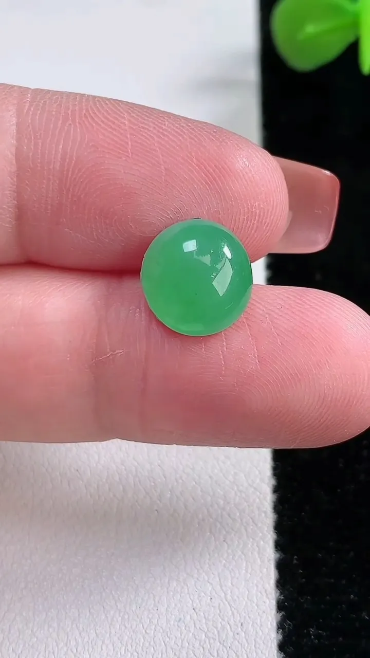 天然A货翡翠蛋面镶嵌件，尺寸10.7-10-5.2，重:0.94g
12月17日