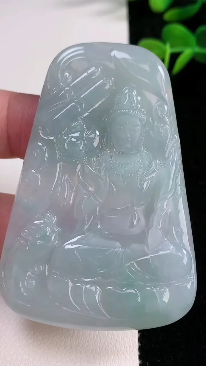 天然A货翡翠虚空藏菩萨吊坠，尺寸676-45.2-5.2，重量:35.89g
12月17日