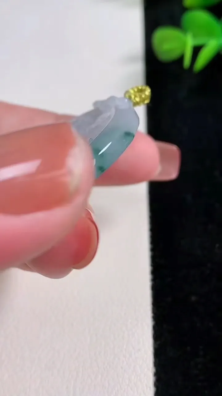 天然A货翡翠飘花战马吊坠，尺寸47.7-40.4-4.4，重量:20.48g
12月17日