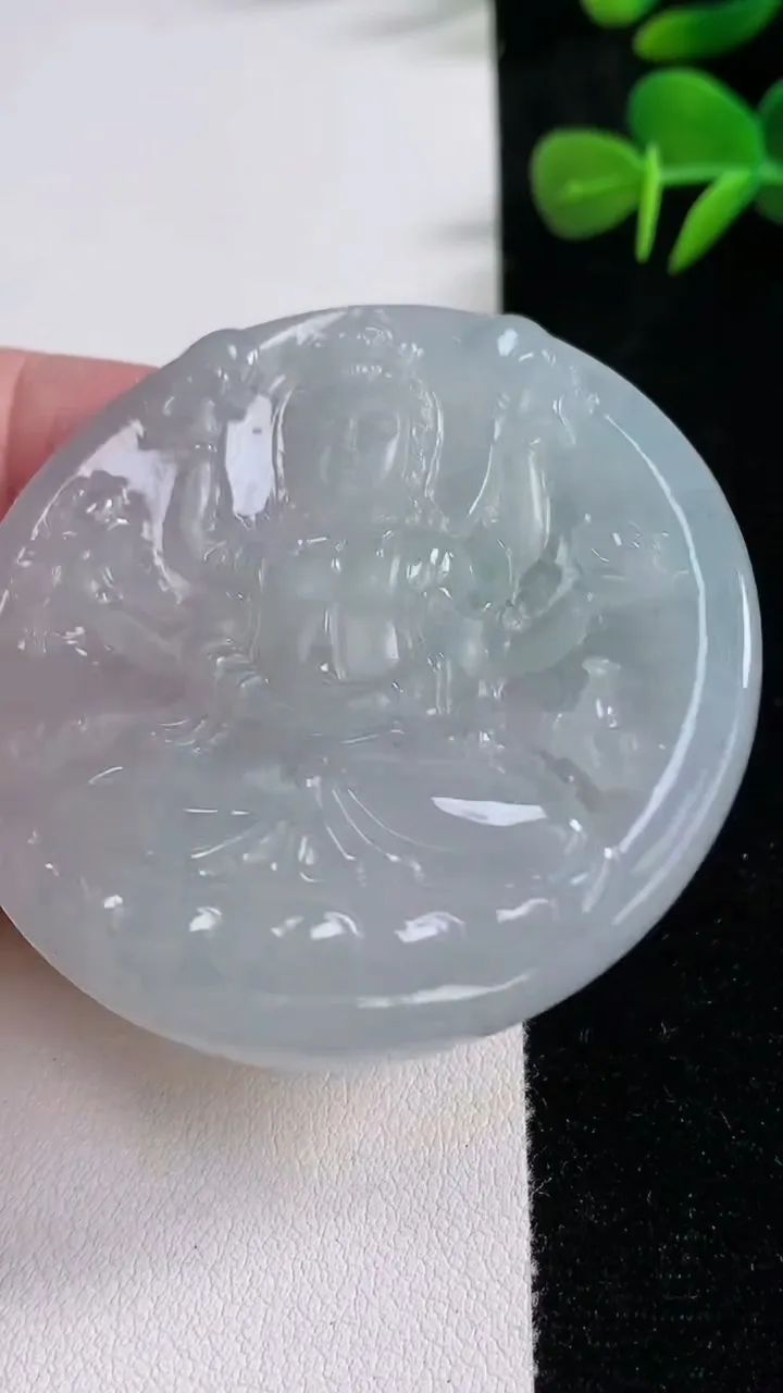 天然A货翡翠千手观音吊坠，尺寸53.8-6.1，重量:35.57g
12月17日