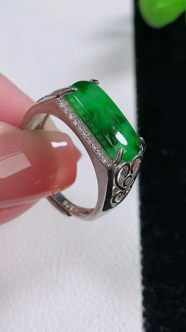 天然A货翡翠马鞍戒指，尺寸14.5-6.2，重:0.39g2025年12月17日
工厂直销收藏佳品,种好水足，色泽均匀，有种有色，上手高大气！