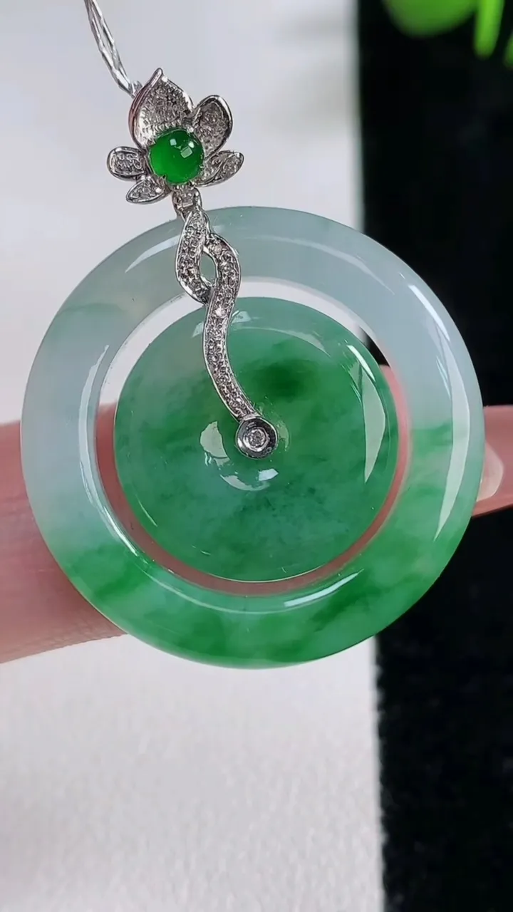 天然A货翡翠母子平安扣吊坠，尺寸26.4-4.2，重量:6.69g
12月17日