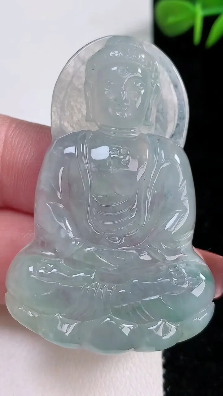 天然A货翡翠冰种飘花观音菩萨吊坠，尺寸55-35-6，重:19.55g
12月17日