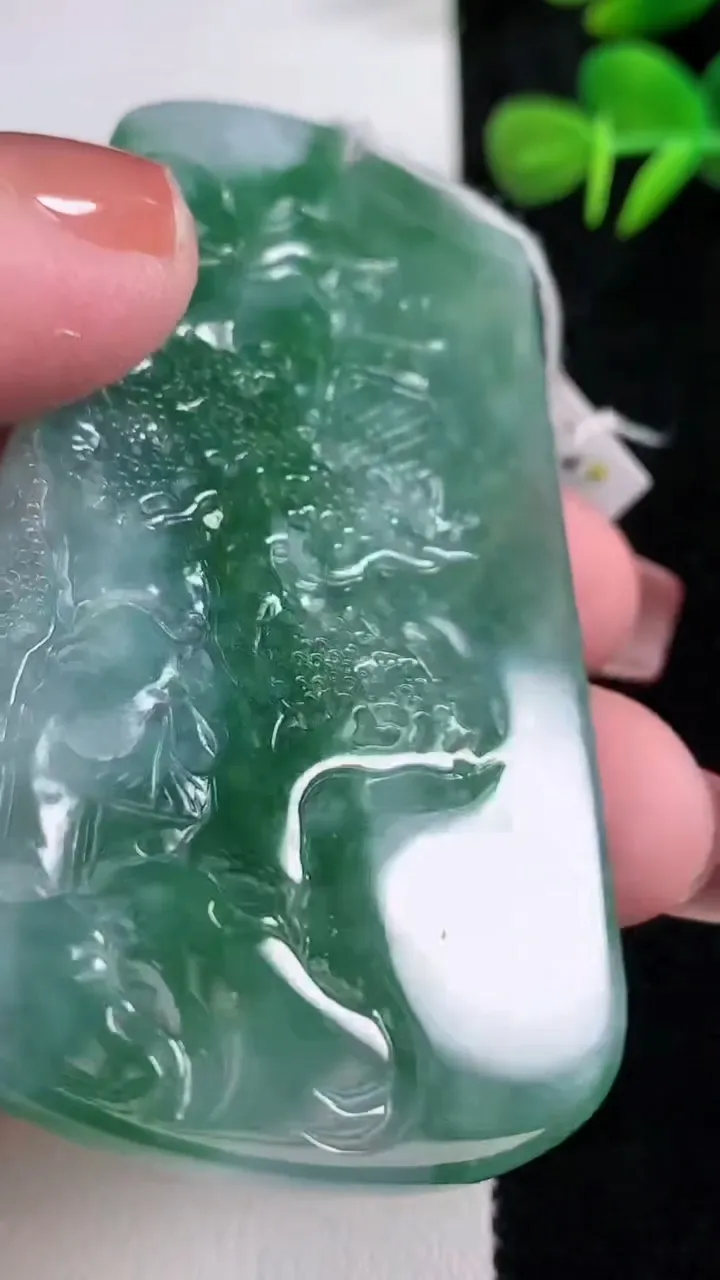 天然A货翡翠山水牌吊坠，尺寸71-39.8-6.2，重量:42.38g
12月17日