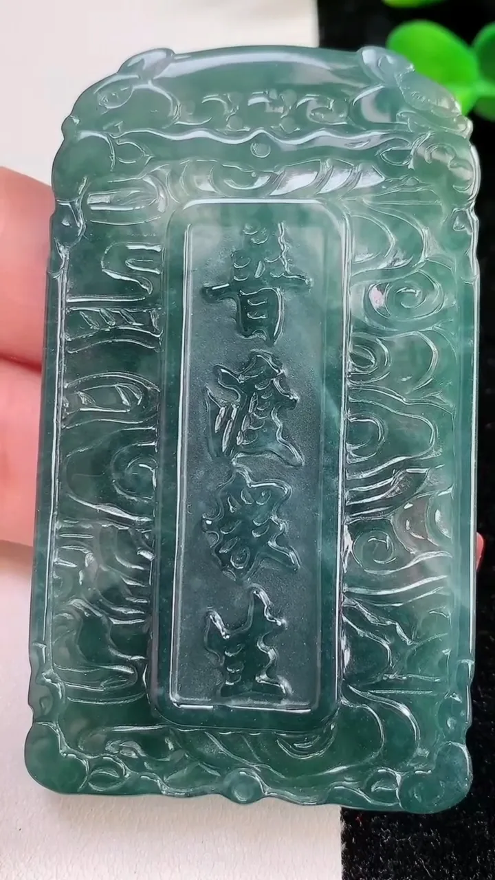 天然A货翡翠虚空藏菩萨吊坠，尺寸73-42-7，重:40.51g
12月17日