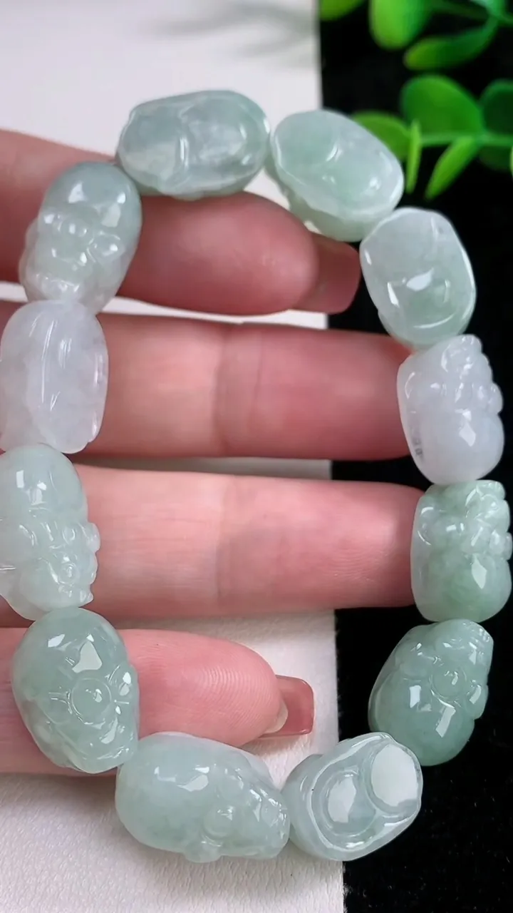 天然A货翡翠貔貅手串，尺寸17.4-11.4-7.2-12颗，重量:41.07g12月17日
工厂直