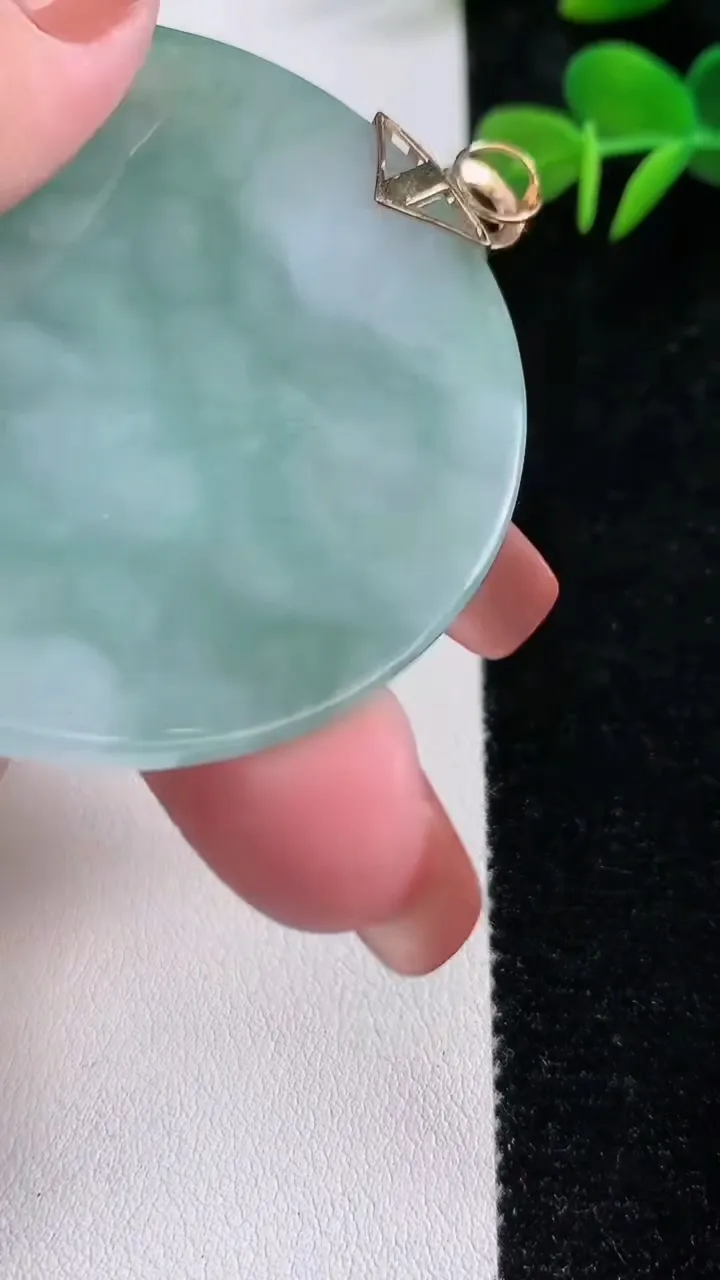 天然A货翡翠无事牌吊坠，尺寸52.5-4.2，重:31.96g
12月17日