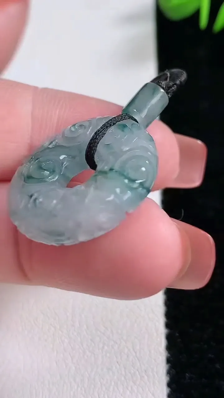 天然A货翡翠冰种飘花雕花平安扣吊坠，尺寸25.5-9，重:5.81g
12月17日