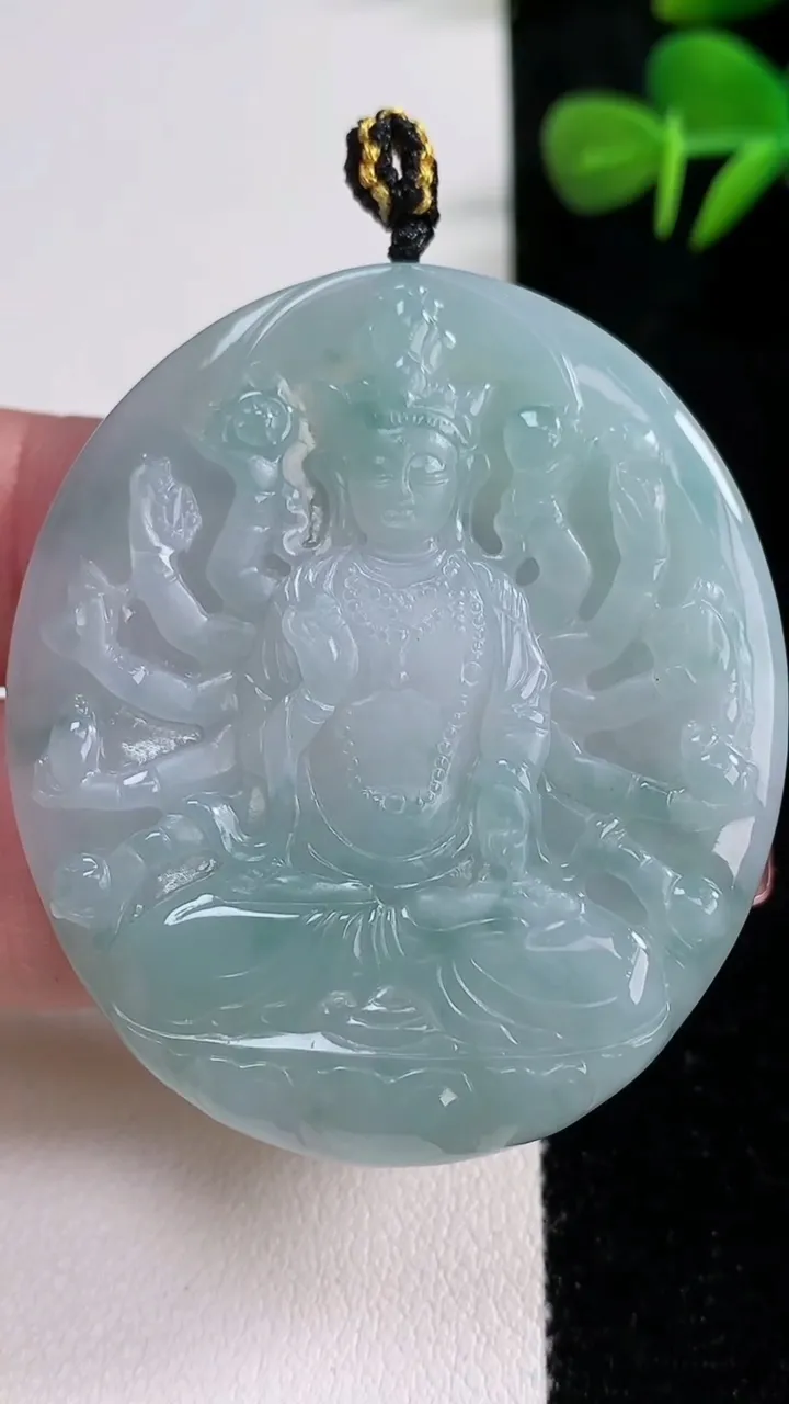 天然A货翡翠飘花千手观音吊坠，尺寸49.8-43.5-4.7，重量:23.30g
12月17日