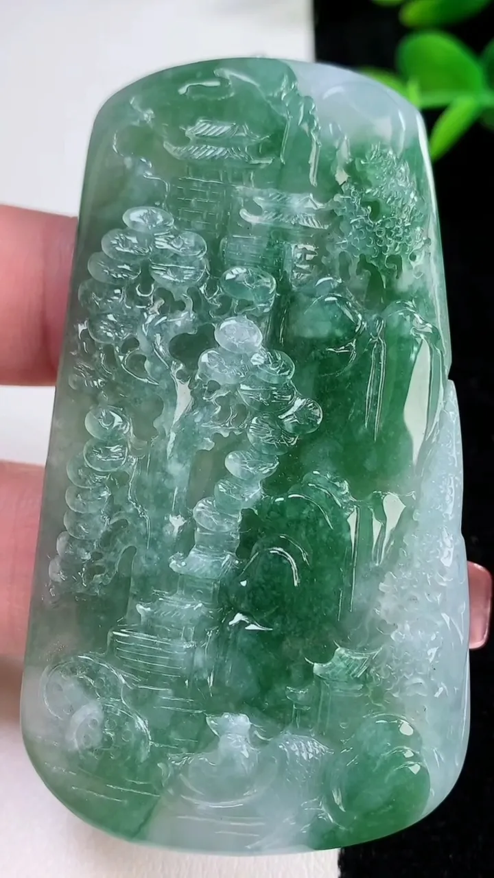 天然A货翡翠山水牌吊坠，尺寸71-39.8-6.2，重量:42.38g
12月17日