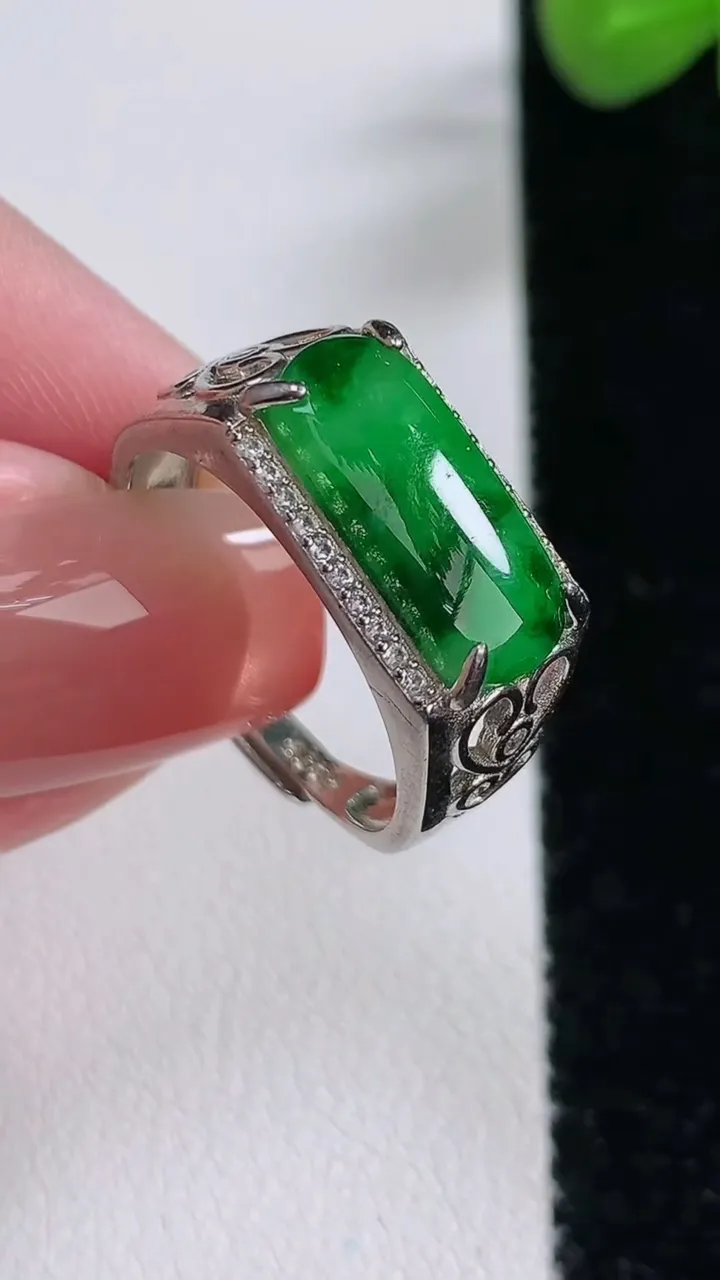 天然A货翡翠马鞍戒指，尺寸14.5-6.2，重:0.39g2025年12月17日
工厂直销收藏佳品,