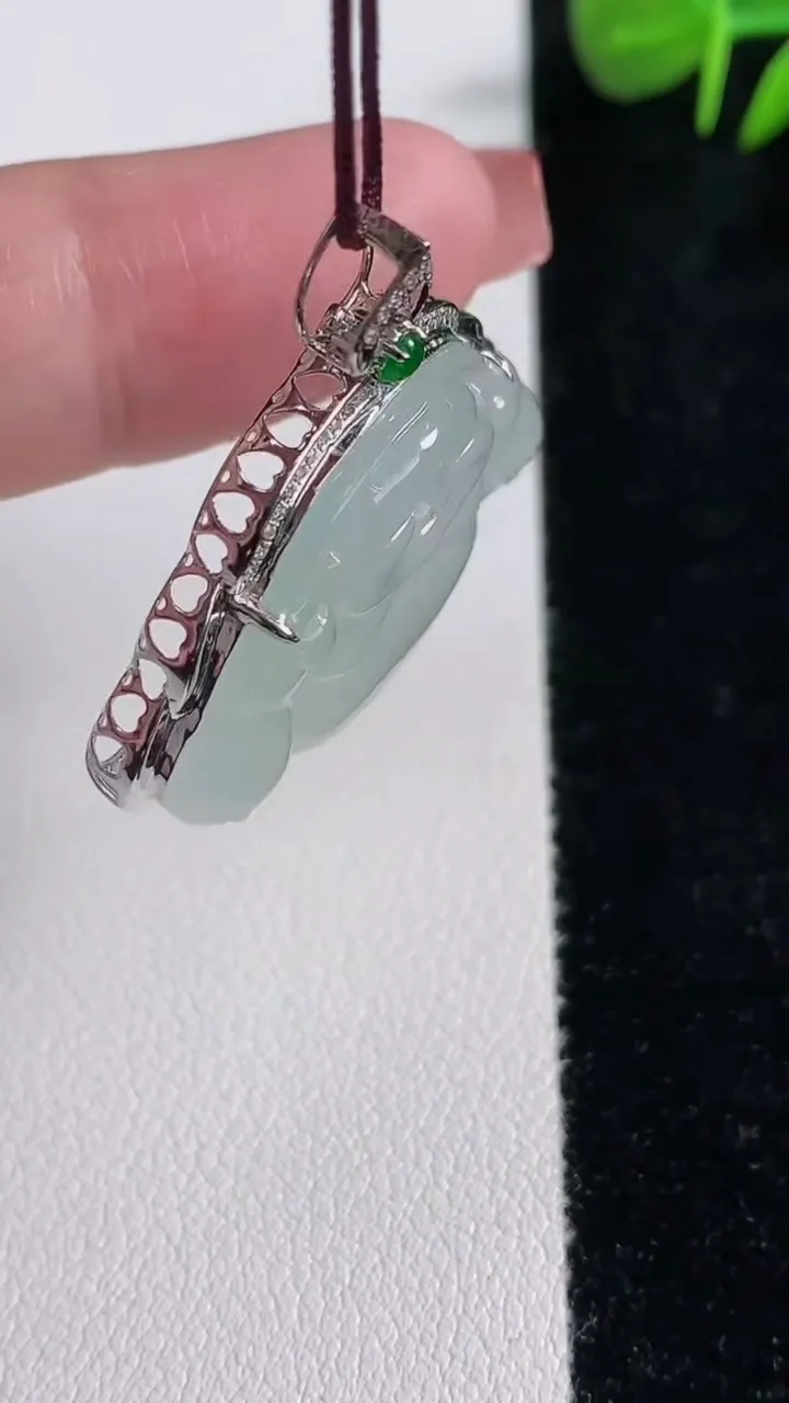 天然A货翡翠种白冰佛公吊坠，尺寸30.8-33.6-7.5，裸石19.5-31.2重量:6.05g
12月17日