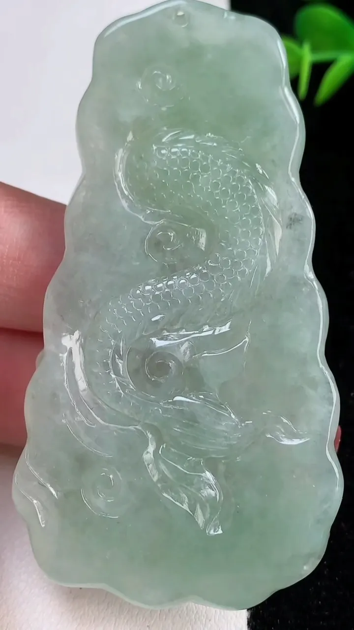 天然A货翡翠龙牌吊坠，尺寸74.3-40-11.6，重量:45.24g
12月17日