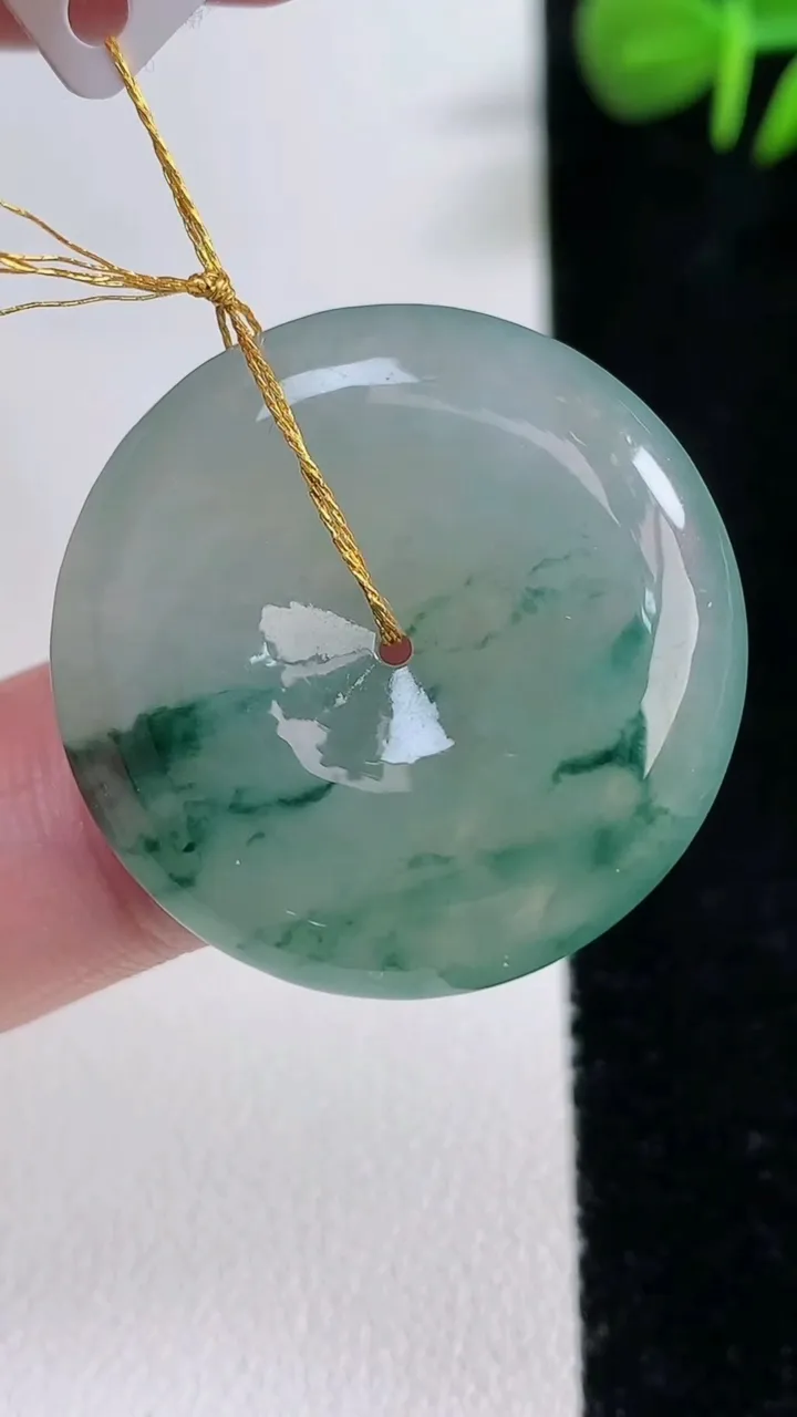 天然A货翡翠冰种飘花平安扣吊坠，尺寸28-6，重量:9.65g
12月17日