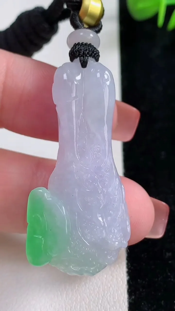 天然A货翡翠白菜吊坠，尺寸41.8-20.6-12，重量:17.87g
12月17日