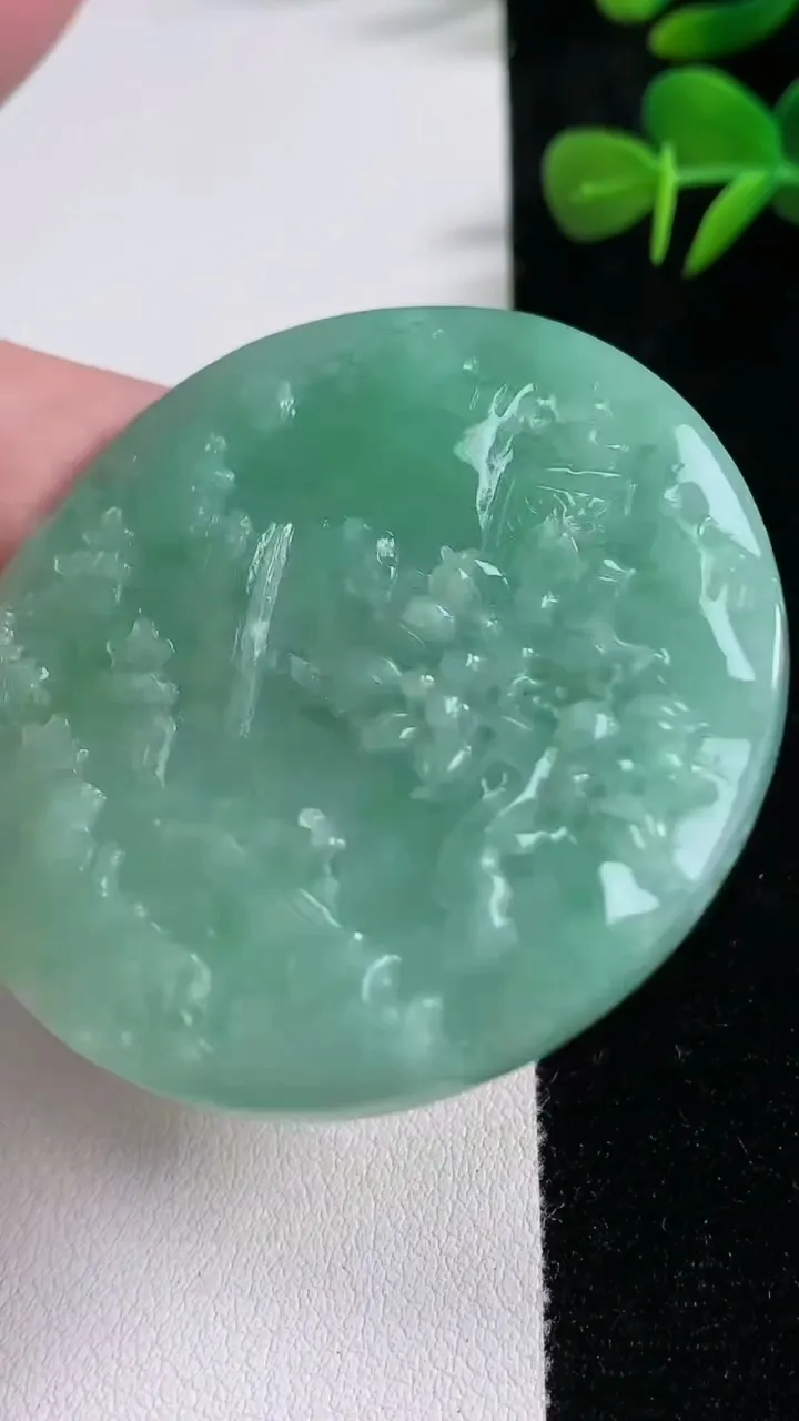 天然A货翡翠山水牌吊坠，尺寸53.5-5，重量:34.20g
12月17日