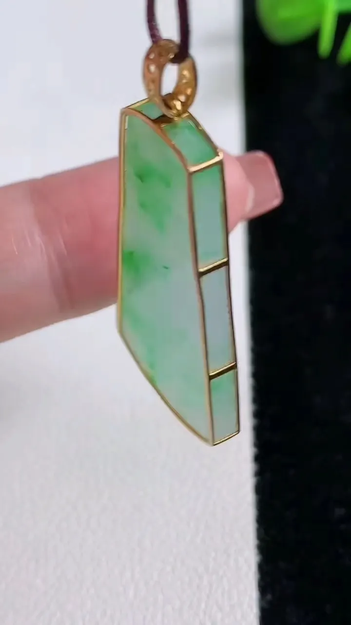 天然A货翡翠无事牌吊坠，尺寸33-18-3.3，重量:4.88g
12月17日