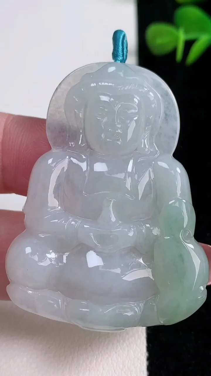 天然A货翡翠观音菩萨吊坠，尺寸52-38.7-5.7，重量:18.76g
12月17日