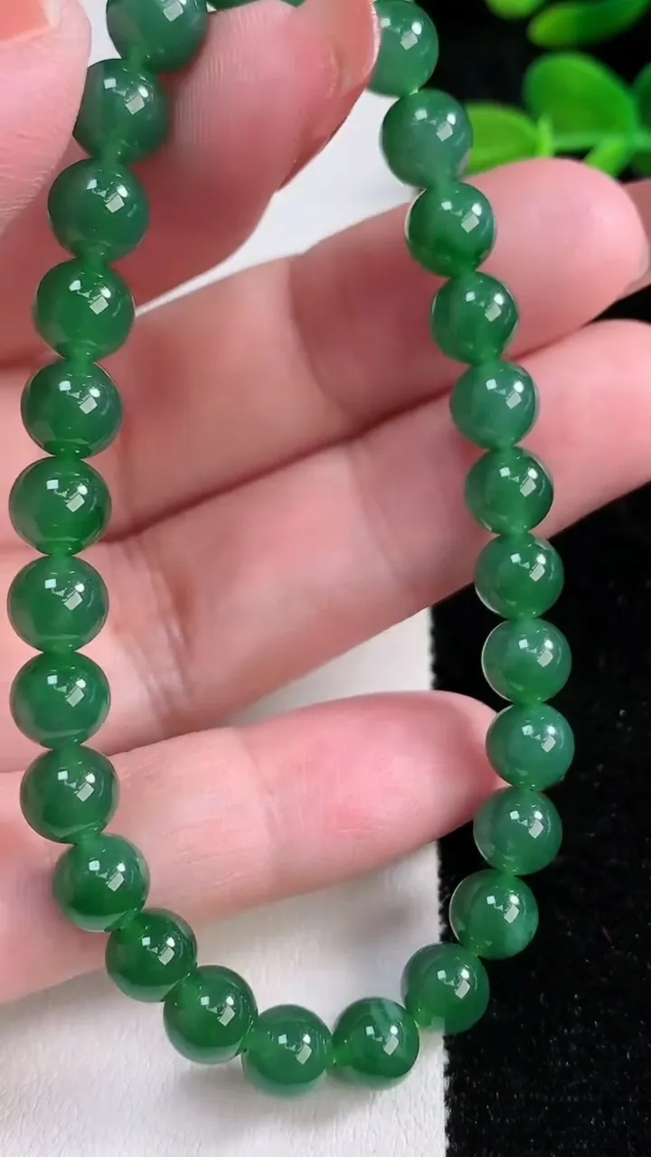 天然A货翡翠圆珠手串，尺寸6.7-28颗，重量:15.22g12月17日
工厂直销收藏佳品,种好水足，色泽均匀，有种有色，上手高大气！