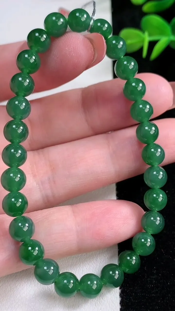 天然A货翡翠圆珠手串，尺寸6.7-28颗，重量:15.22g12月17日
工厂直销收藏佳品,种好水足，色泽均匀，有种有色，上手高大气！