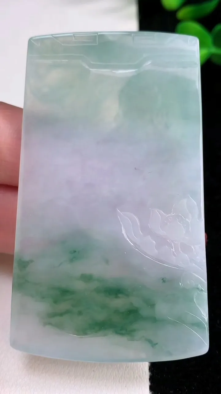 天然A货翡翠普贤菩萨吊坠，尺寸72-42.8-5.3，重量:40.06g
12月17日