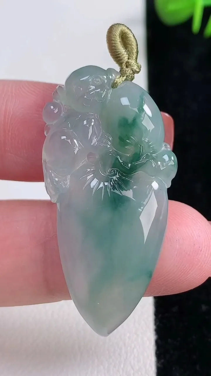 天然A货翡翠冰种飘花寿桃吊坠，尺寸39.5-20-5.2，重量:8.14g
12月17日