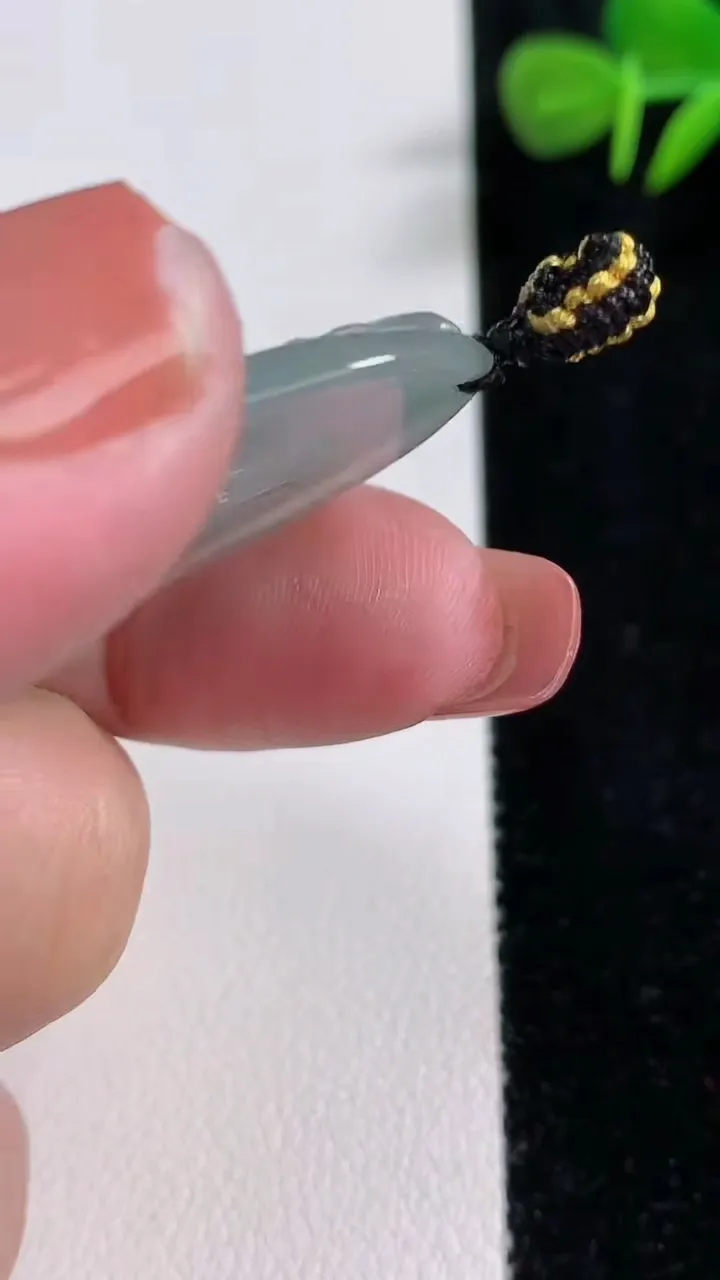 天然A货翡翠观音菩萨吊坠，尺寸53.5-31-5.4，重量:15.64g
12月17日