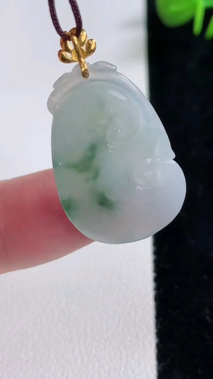 天然A货翡翠种飘花如意吊坠，尺寸28.3-18.2-4，重量:3.66g
12月17日