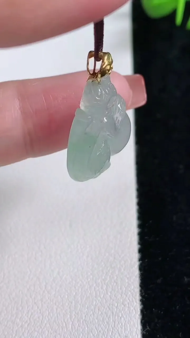 天然A货翡翠生肖猴吊坠，尺寸22.5-17-5.6，重量:3.72g
12月17日