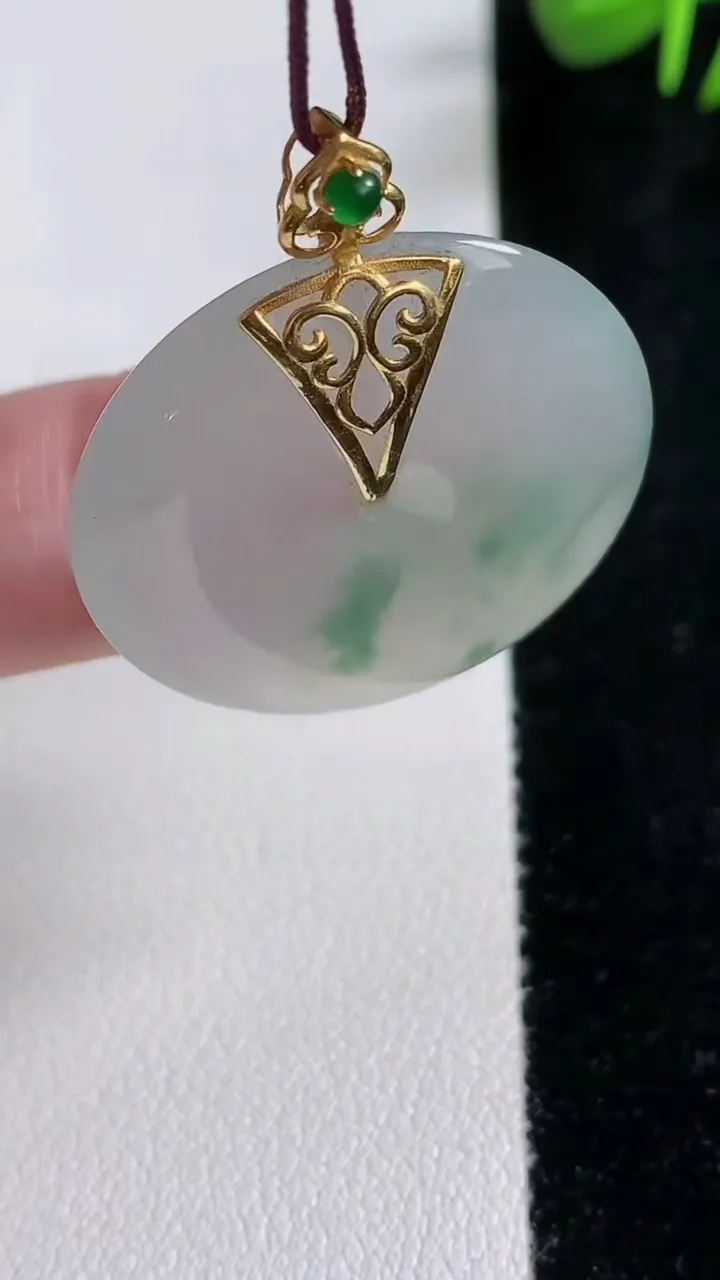 天然A货翡翠种飘花平安扣吊坠，尺寸29.5-5，重量:9.18g
12月17日