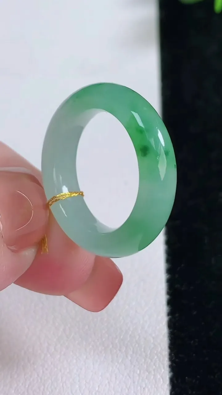 天然A货翡翠指环戒指，尺寸16.6-5.4-4，重量:4.06g2025年12月17日
工厂直销收藏佳品,种好水足，色泽均匀，有种有色，上手高大气！