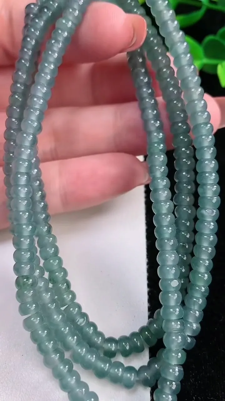 天然A货翡翠算盘珠项链，尺寸5.2-266颗，重:42.79g12月17日
工厂直销收藏佳品,种好水足，色泽均匀，有种有色，上手高大气！