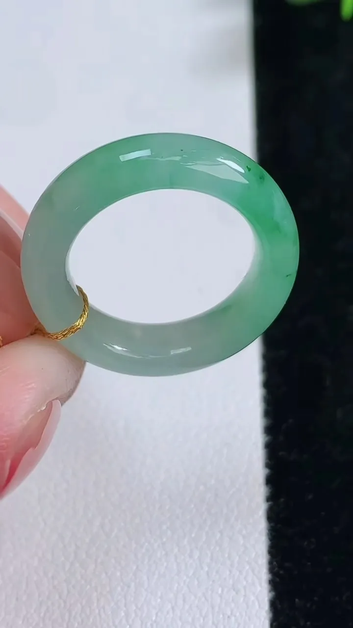 天然A货翡翠指环戒指，尺寸16.6-5.4-4，重量:4.06g2025年12月17日
工厂直销收藏佳品,种好水足，色泽均匀，有种有色，上手高大气！